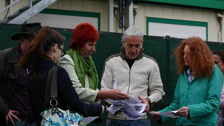 Margarete Bause (rechts) informierte sich bei der Bürgerinitiative Wonfurt bei BI-Sprecher Peter Werner (zweiter von rechts).  Foto: Ortwin Pinke