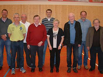 Auszeichnungen gab es beim Tischtennis-Kreistag in Windheim für verdiente, langjährige Mitarbeiter in den Vereinen und im Kreisverband: (von links) BTTV-Geschäftsführer Carsten Matthias, Harald Wich, Reinhard Räther, Siegfried Jungkunz, Matthias Trebes, Ulla Hader, Wolfgang Weidner, Gerhard Wachter und Bezirksvorsitzender Hartmut Müller.  Foto: Hans Franz