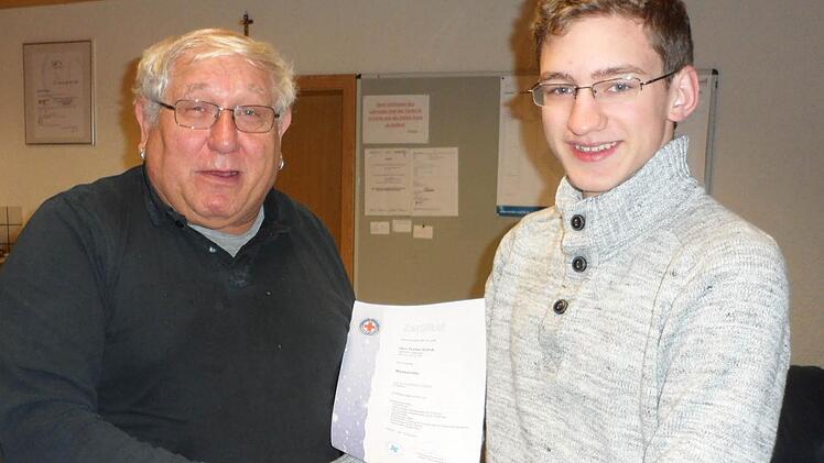 Viel gelernt hat Florian Schick im vergangenen Jahr für die Wasserwacht. Bei der Jahresversammlung der Wasserwacht Eltmann gratulierte ihm Ortsgruppenleiter Hans-Peter Bendner zur bestandenen Wasserretter-Ausbildung und zum abgeschlossenen Sanitätslehrgang. Foto: Sabine Weinbeer