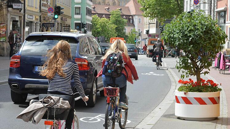 Auf dem ehemaligen Radweg steht schon der erste Baum.   Foto: Rinklef