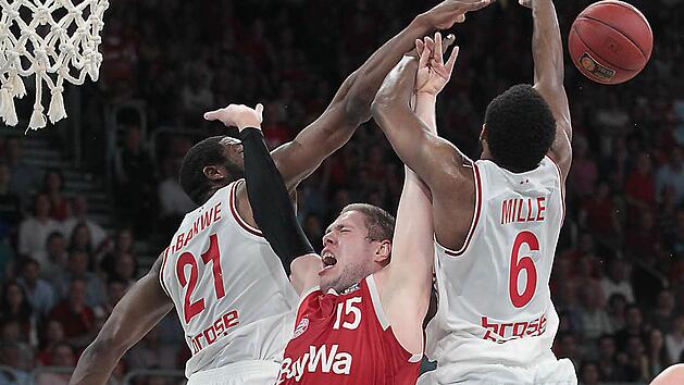 Nur selten gingen die Bamberger gegen M&uuml;nchens Topwerfer Vladimir Stimac (Mitte) so kompromisslos zu Werke wie hier Trevor Mbakwe und Darius Miller. Fotos: sportpress