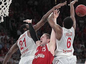 Nur selten gingen die Bamberger gegen Münchens Topwerfer Vladimir Stimac (Mitte) so kompromisslos zu Werke wie hier Trevor Mbakwe und Darius Miller. Fotos: sportpress