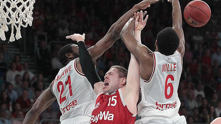 Nur selten gingen die Bamberger gegen Münchens Topwerfer Vladimir Stimac (Mitte) so kompromisslos zu Werke wie hier Trevor Mbakwe und Darius Miller. Fotos: sportpress