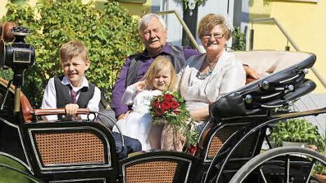 Das Jubelpaar sitzt mit zwei Enkelkinder in der Kutsche.  Foto: Franz Galster