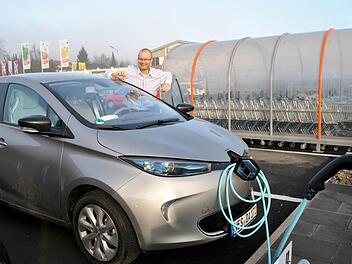 Dirk van Velsen ist stolz auf sein E-Auto und m&ouml;chte seine Mitb&uuml;rger durch Weitergabe seiner Erfahrungen dazu motivieren, die Kaufpr&auml;mien zu nutzen und auch elektrisch unterwegs zu sein. Foto: Regina Vossenkaul