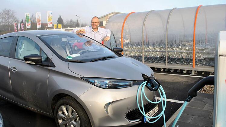 Dirk van Velsen ist stolz auf sein E-Auto und m&ouml;chte seine Mitb&uuml;rger durch Weitergabe seiner Erfahrungen dazu motivieren, die Kaufpr&auml;mien zu nutzen und auch elektrisch unterwegs zu sein. Foto: Regina Vossenkaul