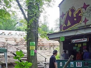 Irmgard Knaus stand im Ausschank (rechts), als das Unglück vor ihren Augen passierte.  Foto: Archiv