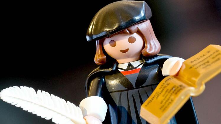 Martin Luther als Playmobil-Figur: Der kleine Martin Luther ist die meistverkaufte Playmobil-Figur aller Zeiten. Foto: Daniel Karmann/dpa
