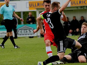 Energisch stoppen die Sander Manuel Müller und FC-Kapitän Daniel Krüger (von rechts) den Neumarkter Angreifer.