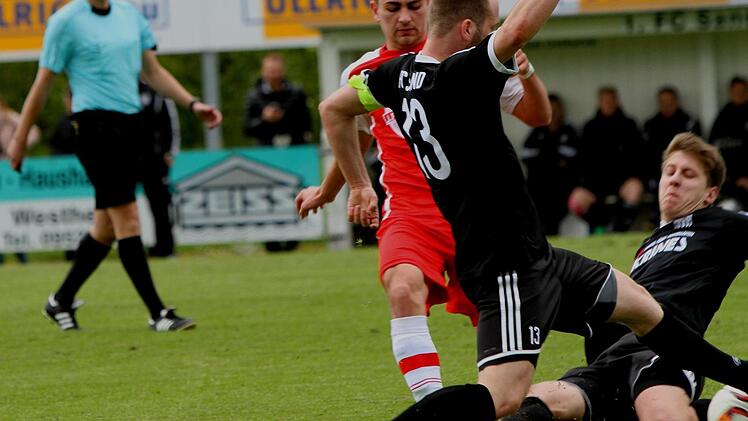 Energisch stoppen die Sander Manuel Müller und FC-Kapitän Daniel Krüger (von rechts) den Neumarkter Angreifer.