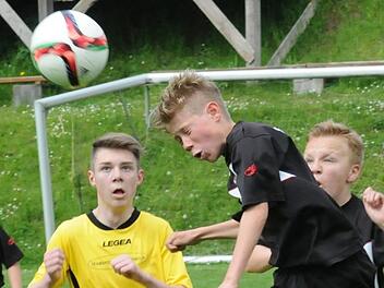 Beim Kopfball von Oberleichtersbachs Hannes Leitsch (vorne) kann Römershags Christian Fink (links) nur zusehen. Zuvor hatte Fink den Anschlusstreffer gemacht. Foto: ssp