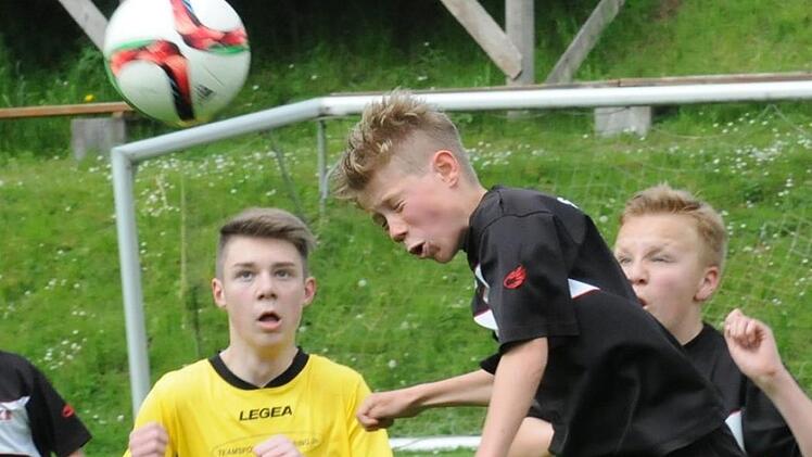 Beim Kopfball von Oberleichtersbachs Hannes Leitsch (vorne) kann Römershags Christian Fink (links) nur zusehen. Zuvor hatte Fink den Anschlusstreffer gemacht. Foto: ssp