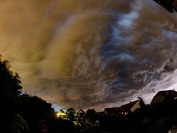 Der Deutsche Wetterdienst warnt vor starken Gewittern und Orkanböen am Donnerstagmorgen.  Foto: Thomas Rensinghoff/dpa