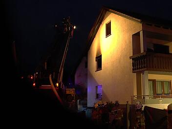Bei dem Wohnungsbrand in Sylbach waren insgesamt 70 Feuerwehrleute im Einsatz. Auf dem Bild ist an dem verrußten Fensterschacht zu erkennen, in welcher Etage das Feuer besonders stark wütete. Bei dem Unglück kamen zwei Menschen ums Leben.Christian Licha