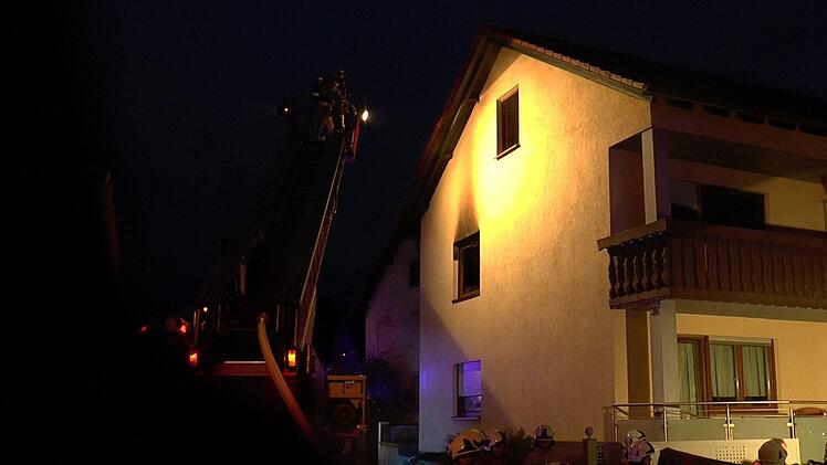 Bei dem Wohnungsbrand in Sylbach waren insgesamt 70 Feuerwehrleute im Einsatz. Auf dem Bild ist an dem verrußten Fensterschacht zu erkennen, in welcher Etage das Feuer besonders stark wütete. Bei dem Unglück kamen zwei Menschen ums Leben.Christian Licha