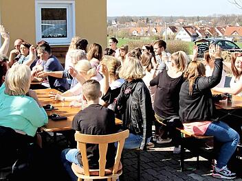Karl-Heinz Ziegler (hinten stehend) leitete die Versammlung vor dem Heim des Obst- und Gartenbauvereins. Foto: Richard Sänger