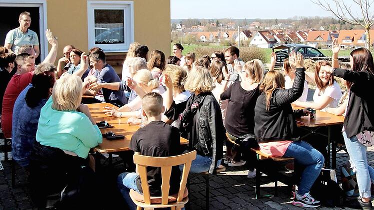 Karl-Heinz Ziegler (hinten stehend) leitete die Versammlung vor dem Heim des Obst- und Gartenbauvereins. Foto: Richard Sänger