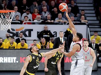Augustine Rubit wirft im Heimspiel der Gruppenphase über Vince Hunter (links) hinweg. Das Duell zwei der besten Power Forwards des Wettbewerbs verspricht auch am Mittwochabend interessant zu werden. Foto: Daniel Löb