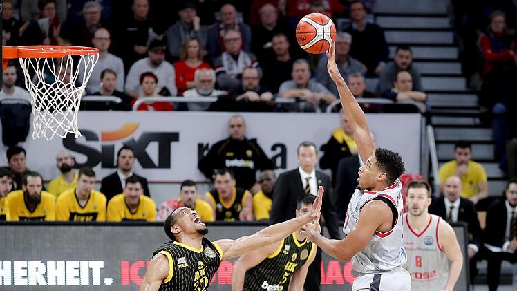 Augustine Rubit wirft im Heimspiel der Gruppenphase über Vince Hunter (links) hinweg. Das Duell zwei der besten Power Forwards des Wettbewerbs verspricht auch am Mittwochabend interessant zu werden. Foto: Daniel Löb