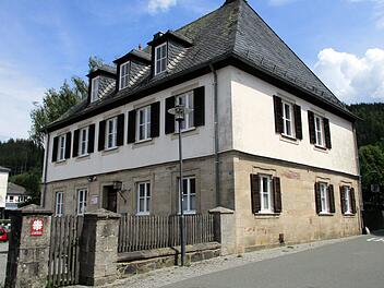 "Das alte Forsthaus" beherbergt heute von oben bis unten die Sozialstation Steinwiesen.Susanne . Deuerling