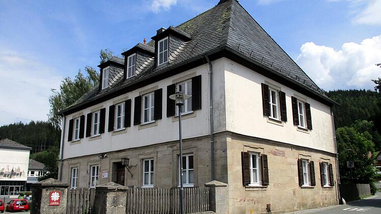 "Das alte Forsthaus" beherbergt heute von oben bis unten die Sozialstation Steinwiesen.Susanne . Deuerling