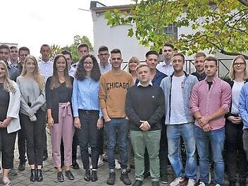 Die freigesprochenen Auszubildenden mit den Vertreten des Unternehmens in K&ouml;nigsberg  Foto: Frauke Bar