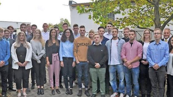 Die freigesprochenen Auszubildenden mit den Vertreten des Unternehmens in K&ouml;nigsberg  Foto: Frauke Bar