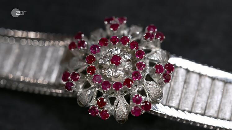 Ein Mutter-Sohn-Gespann wollte ein Weißgold-Armband mit Rubinen für um die 2.000 Euro veräußern. Patrick Lessmann ging auf bis zu 3.000 Euro. Lisa Nüdling lag mit 2.800 Euro nur knapp unter dem Schätzpreis.
