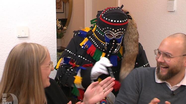 Huch, wer &uuml;berf&auml;llt Carina und Luke hier? Der Gastgeber im traditionellen Fastnachts-Kost&uuml;m des "&Uuml;berlinger H&auml;nsele"!