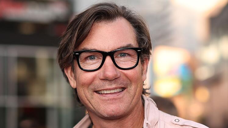 Jerry O'Connell spielte in den 90er-Jahren in den Sci-Fi-Serien "Ultraman" und "Sliders" die Hauptrolle und war in "Jerry Maguire" als Football-Shootingstar zu sehen. Zuletzt hatte er gr&ouml;&szlig;ere Gastrollen in den Serien "Billions" und "The Big Bang Theory".