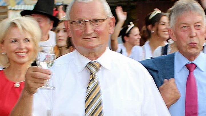 Zum letzten Mal in seiner 40-jährigen Laufbahn als Weinfestfunktionär führte Manfred Krapp am Wochen-ende den Tross der Ehrengäste auf den Weinfestplatz. Foto: Pfannes