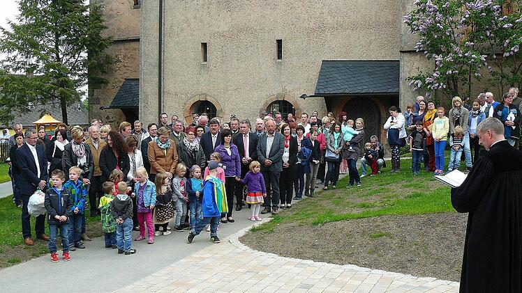 Pfarrer Siegfried Welsch erteilte auf dem Pressecker Kirchhof Gottes Segen für die Einrichtungen des Kindergartens.