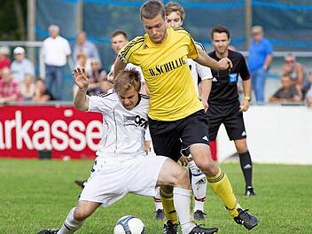 Im Juli vergangenen Jahres mussten sich die Burgkunstadter im Pokal der ersten Frohnlacher Mannschaft mit 0:2 beugen. Hier geht Stefan Dinkel (links) gegen den Ex-Burgkunstadter Stefan Krappmann in die Knie. Krappmann war 26-mal in der Bayernliga für den VfL im Einsatz, am vergangenen Spieltag agierte er gegen Lichtenfels 90 Minuten in der "Zweiten".  Foto: Heinrich Weiß
