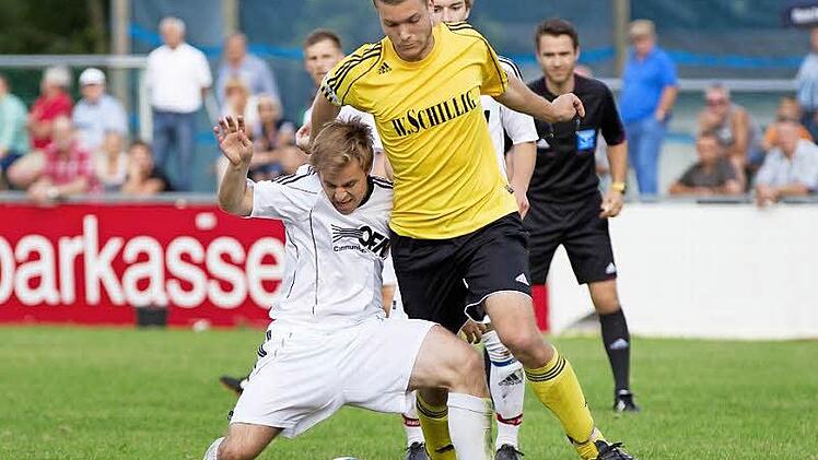 Im Juli vergangenen Jahres mussten sich die Burgkunstadter im Pokal der ersten Frohnlacher Mannschaft mit 0:2 beugen. Hier geht Stefan Dinkel (links) gegen den Ex-Burgkunstadter Stefan Krappmann in die Knie. Krappmann war 26-mal in der Bayernliga für den VfL im Einsatz, am vergangenen Spieltag agierte er gegen Lichtenfels 90 Minuten in der "Zweiten".  Foto: Heinrich Weiß