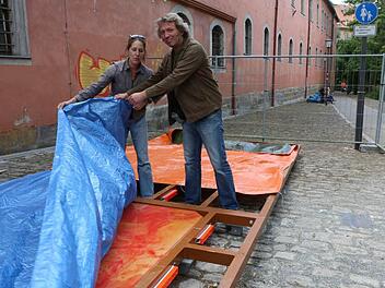 Miriam Giessler und Hubert Sandmann am künftigen Mahnmal, das gerade aufgebaut wird. Foto: Barbara Herbst