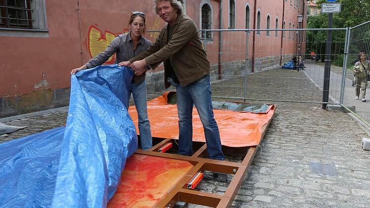 Miriam Giessler und Hubert Sandmann am künftigen Mahnmal, das gerade aufgebaut wird. Foto: Barbara Herbst