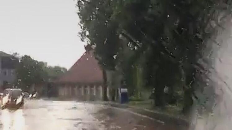 Beim Stadtpark - im Hintergrund das Parkhaus - war die Straße überflutet. Foto: privat