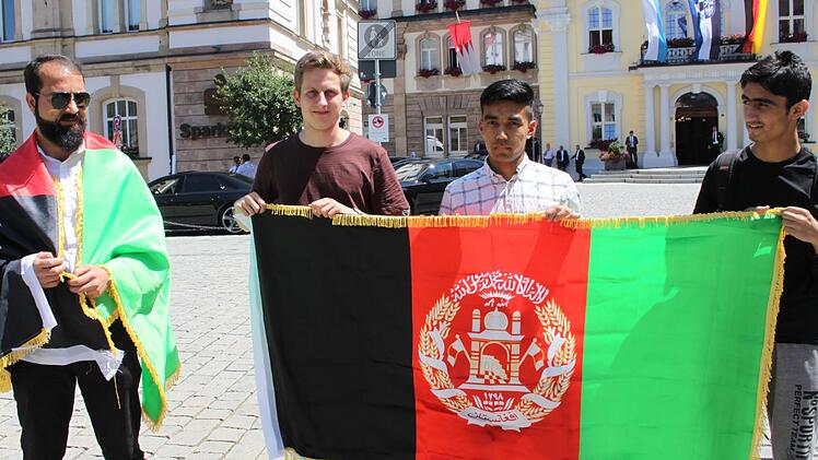 "In Afghanistan gibt es täglich Tote", sagt Nasratullah Popalzai (links). Unser Bild zeigt ihn mit Landsleuten sowie Juso-Sprecher Julian Seiferth.