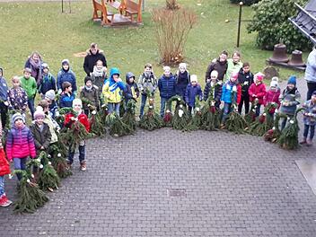 Die Kinder der Bad Br&uuml;ckenauer "Funky Fruits"-Gruppe pr&auml;sentieren stolz ihre Waldwichtel. Foto: Luzie Beck