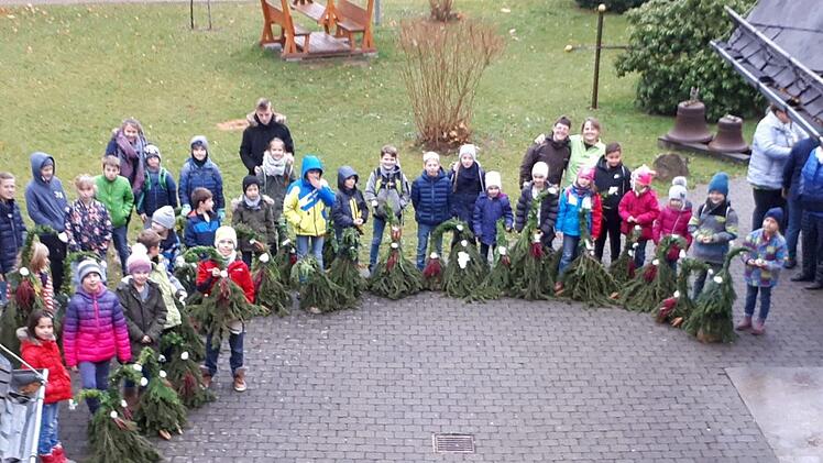 Die Kinder der Bad Br&uuml;ckenauer "Funky Fruits"-Gruppe pr&auml;sentieren stolz ihre Waldwichtel. Foto: Luzie Beck