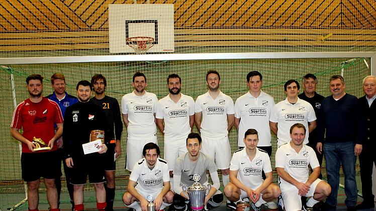 Die SpVgg Lettenreuth ist zum vierten Mal in Folge Michelauer Ortsmeister im Hallenfußball. Mit im Bild die Kapitäne der übrigen drei Mannschaften sowie (stehend, von rechts) Michelaus Bürgermeister Helmut Fischer, der Vorsitzende des Ausrichters FC Schwürbitz, Jürgen Spitzenberger, sowie der beste Torjäger, Lukas Schäfer (links) vom FC Schwürbitz. Fotos: Horst Habermann