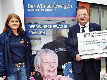 Mit einer Spende von 4000 Euro m&ouml;chte die Raiffeisenbank Obermain-Nord dazu beitragen, dass die letzten W&uuml;nsche todkranker Menschen in Erf&uuml;llung gehen k&ouml;nnen. Namens des ASB-Regionalverbandes Coburg, der das ehrenamtliche Projekt "W&uuml;nschewagen" betreut, bedankten sich Thomas Schwesinger (Zweiter von rechts) und Alexandra M&uuml;ller (Zweite von links) bei den Vorstandsmitgliedern der Bank, Thomas Siebenaller (links) und Karl Josef Brunner (rechts). Foto: Bernd Kleinert