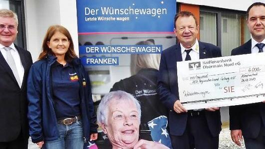 Mit einer Spende von 4000 Euro m&ouml;chte die Raiffeisenbank Obermain-Nord dazu beitragen, dass die letzten W&uuml;nsche todkranker Menschen in Erf&uuml;llung gehen k&ouml;nnen. Namens des ASB-Regionalverbandes Coburg, der das ehrenamtliche Projekt "W&uuml;nschewagen" betreut, bedankten sich Thomas Schwesinger (Zweiter von rechts) und Alexandra M&uuml;ller (Zweite von links) bei den Vorstandsmitgliedern der Bank, Thomas Siebenaller (links) und Karl Josef Brunner (rechts). Foto: Bernd Kleinert