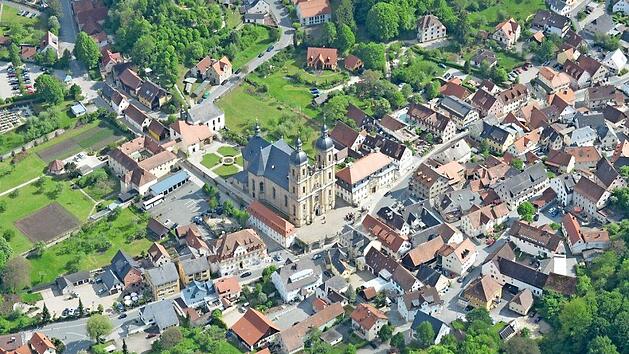 Die Gemeindeverwaltung von G&ouml;&szlig;weinstein soll ins historische Pfarrhaus direkt neben der Basilika (auf dem Foto rechts neben dem Kirchengeb&auml;ude) einziehen. Foto: Ronald Rinklef/Archiv