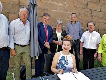 Ekatarina Gubanova trägt sich in das Gästebuch des Marktes Thurnau ein. Dahinter stehend von links Zweiter Bürgermeister Veit Pöhlmann, Peter Fraas, Landrat Klaus Peter Söllner, Gemeinderätin Brigitte Soziaghi, Bürgermeister Martin Bernreuther, Gemeinderat Erwin Schneider und Gemeinderätin Dunja Pfaffenberger.