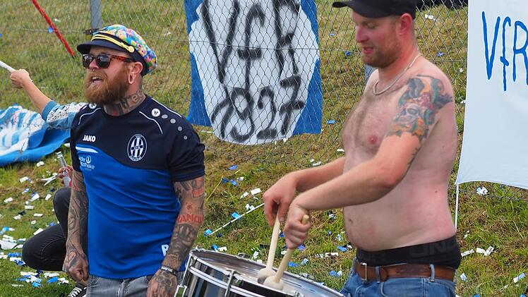Ein Traum in blau und weiß: Der VfR Sulzthal steigt in die Kreisliga Rhön auf. Fotos: Jürgen Schmitt