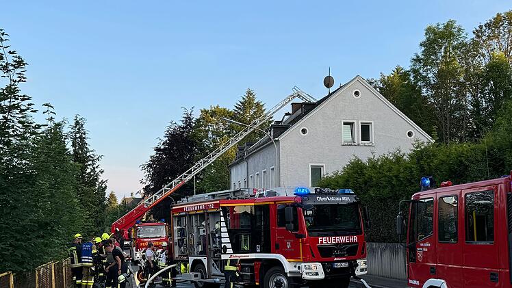 Feuerwehr bekämpft Dachstuhlbrand in Oberkotzau