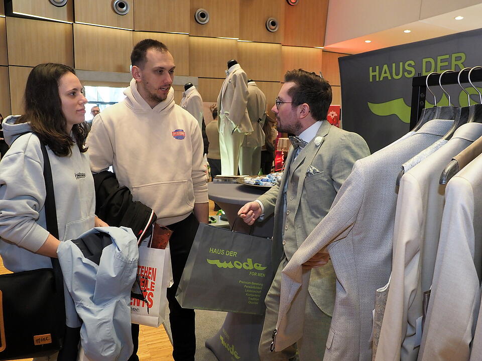 Inkl. Braut- und Festmodenschauen.