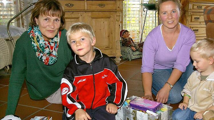 Jetzt kann Weihnachten kommen. Ismael (6 ) und Raul (3 ) haben die ersten Schuhkartons gepackt. Renate Strung (links) und Maria Fast beaufsichtigen die Aktion.  Fotos: Tom Müller