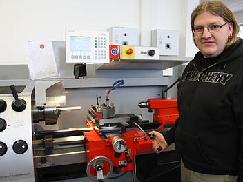 Alexander Ixmeier an seinem Arbeitsplatz. Foto: Riegler